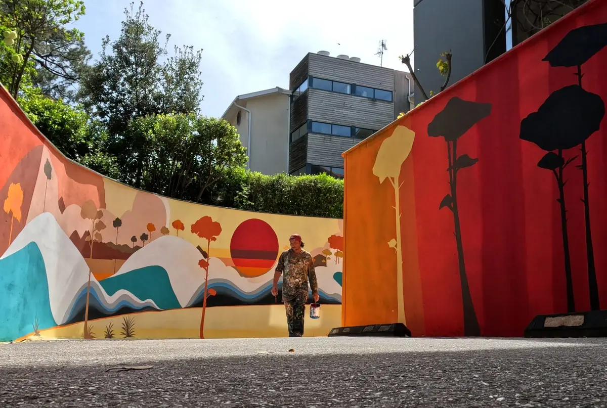 Rémi Bertoche créant la fresque marine de la Villa Seren avec des visiteurs