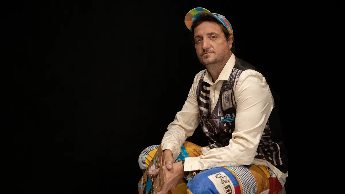 Portrait de l’artiste français Rémi Bertoche dans sa tenue d’atelier