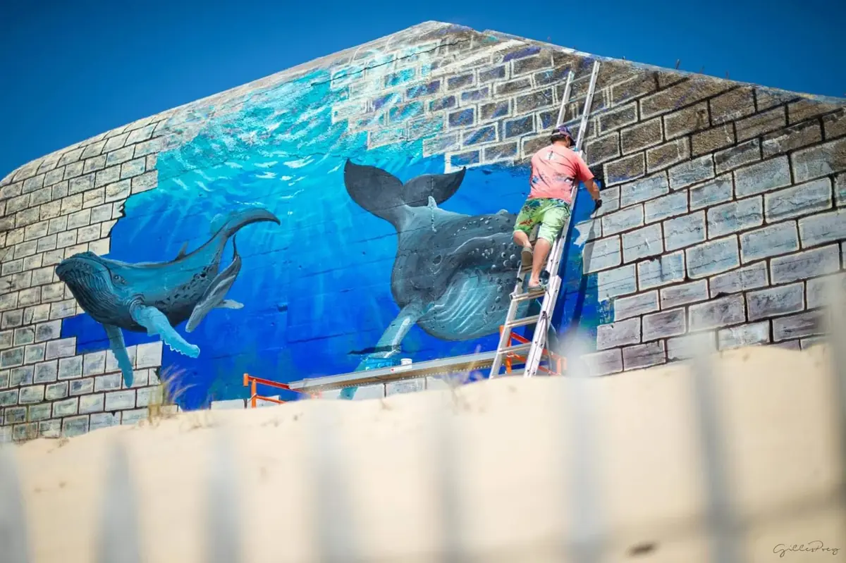 Réalisation d’une fresque de baleines sur un grand mur extérieur