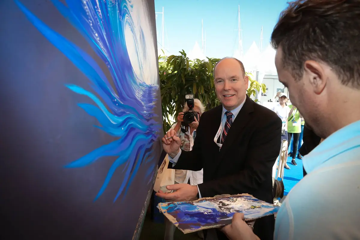 Une rencontre autour d’une peinture bleue, palette et pinceau à la main
