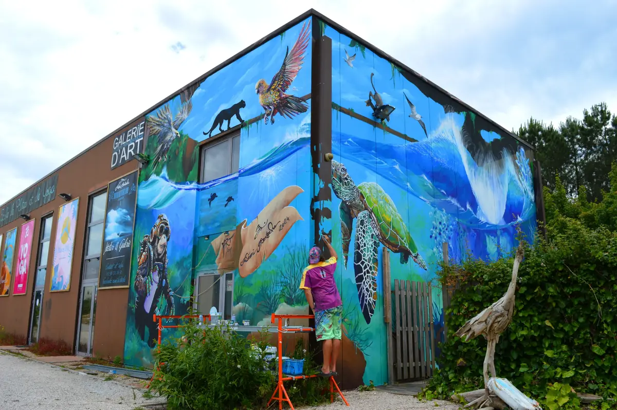 Painted studio façade by Rémi Bertoche