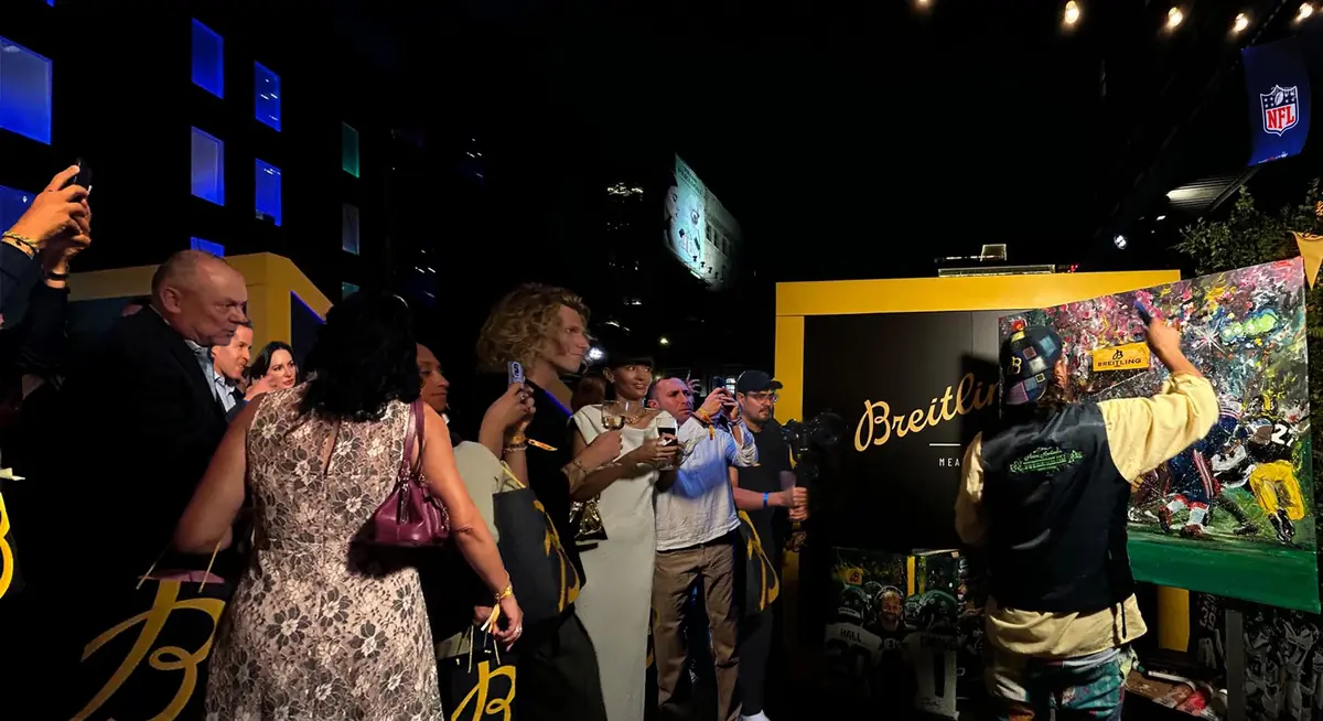 Rémi Bertoche painting before an audience at a Breitling event