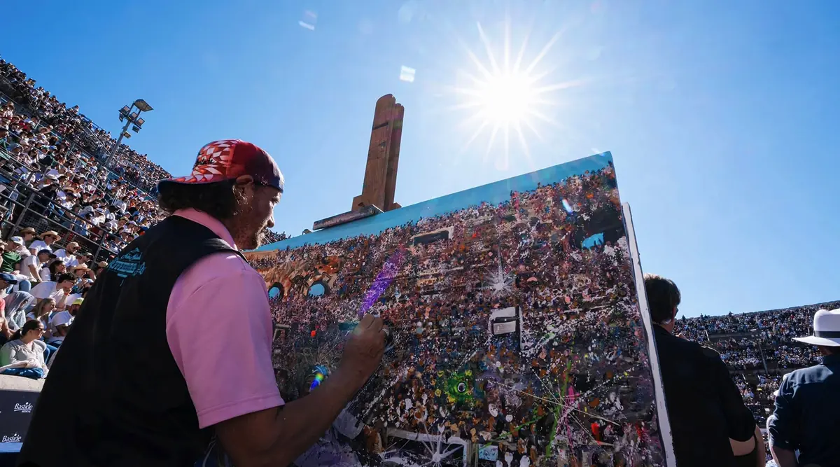 Rémi Bertoche painting live in the Nîmes arena during UTS