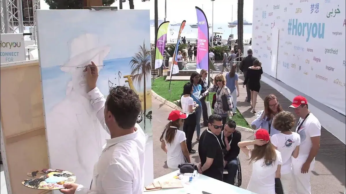 Rémi Bertoche en live painting au Horyou Village pendant le Festival de Cannes
